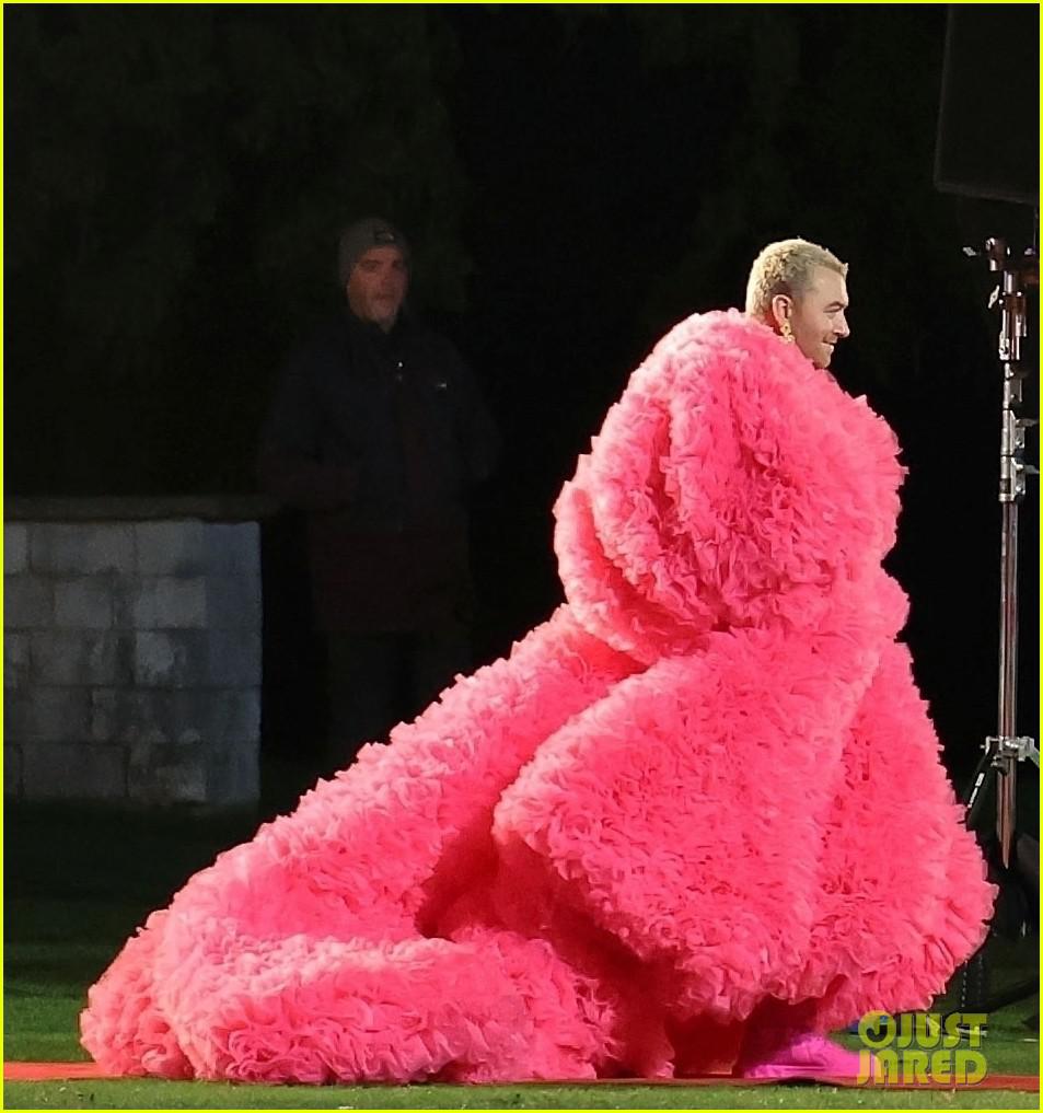sam-smith-wears-stunning-pink-robe-14-46421-1689276207.jpg