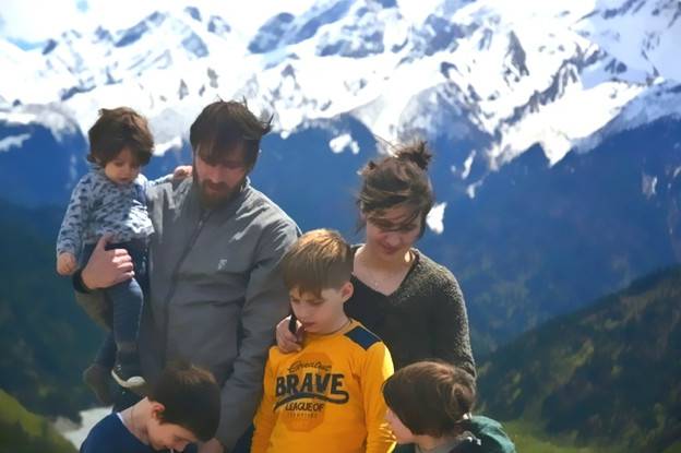 «Я хотел стать примером для других» - семья с пятью детьми, которая предпочла Тбилиси горы Рачи