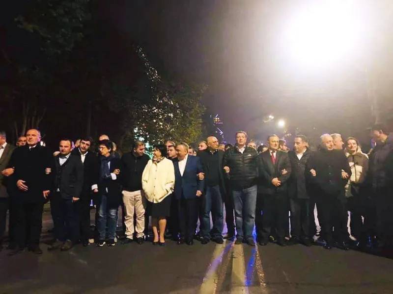 Парламентское большинство покинули несколько депутатов – оппозиция требует проведения досрочных пропорциональных выборов