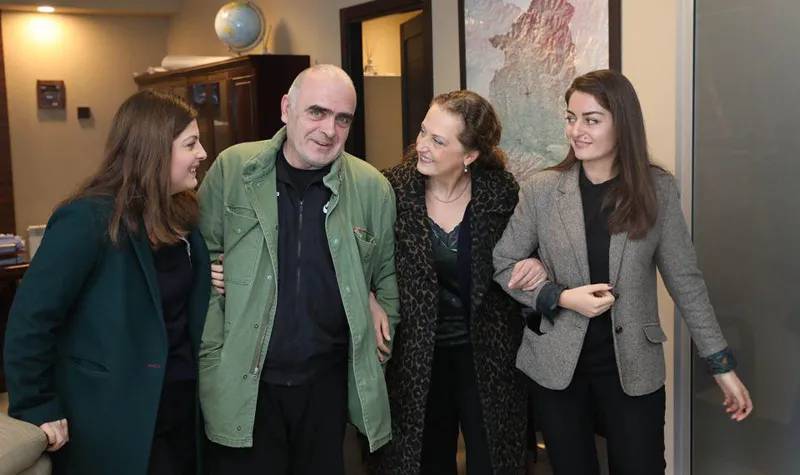 Важа Гаприндашвили с семьей после освобождения (фото)