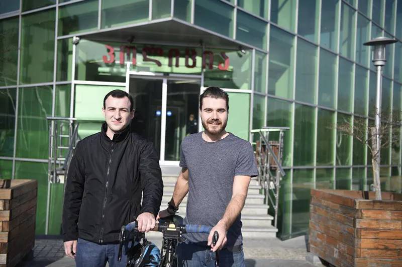 Полиция нашла велосипед, украденный у британского путешественника и вернула его владельцу (фото)