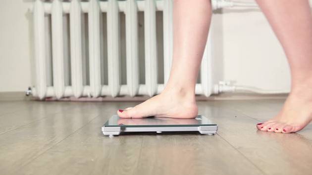 Если весы каждый раз действуют вам на нервы, убедитесь в том правильно ли вы взвешиваетесь
