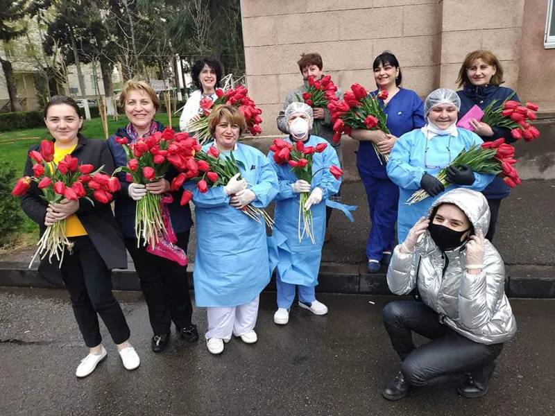 Тюльпаны гурджаанского садовника преподнесли врачам в знак благодарности (фото)