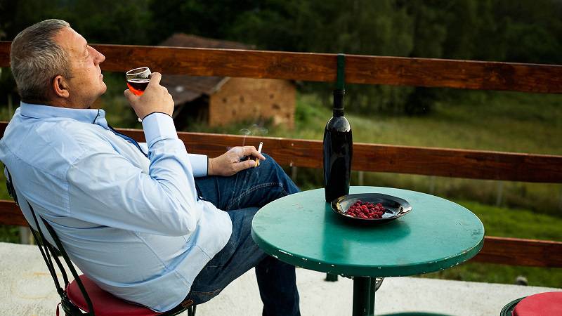 Вино и табак – когда установилась традиция курения во время застолья