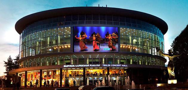 "Пусть нас вернут в филармонию» - что происходит вокруг концертного зала Тбилиси и чего требует Николоз Рачвели?