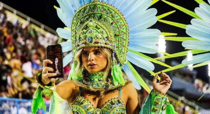 Параллельный мир, где не страшит коронавирус – головокружительные фото карнавала в Рио