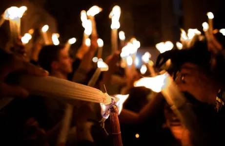 Какой будет в этом году церемония схождения Благодатного огня  - духовным лицам, прибывшим в Израиль, огонь доставят на борт самолетов