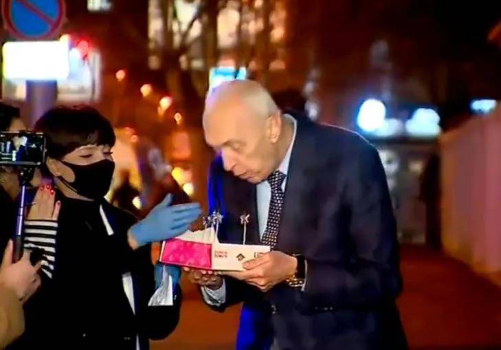 Как журналисты у инфекционной больницы поздравили с днем рождения Тенгиза Церцвадзе