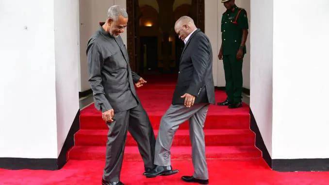 Приветствие ногами, кулаками и локтями – как изменил коронавирус наши привычки