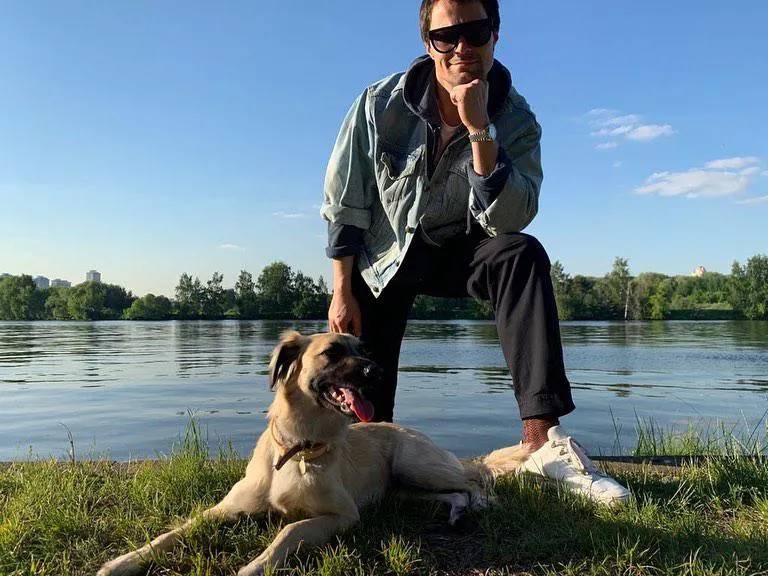 Известный российский актер, приютивший двух собак из Грузии и давший им грузинские имена