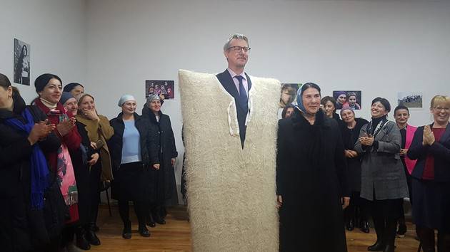 Подарок панкисских учителей послу Евросоюза – фото дипломата в бурке