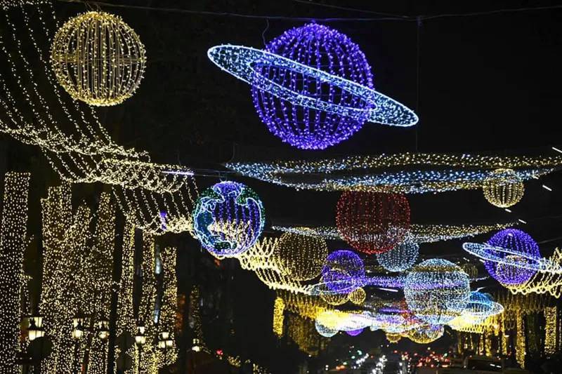 На проспекте Руставели включено праздничное освещение (фото)