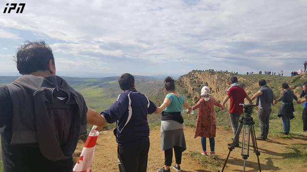 Фото из Давид-Гареджи, где гражданские активисты окружили спорную часть монастырского комплекса живой цепью