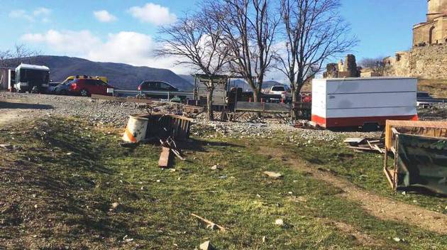 «Палаточный городок»  уличных торговцев – что происходит в популярных туристических местах Грузии