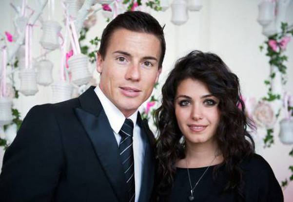 "Она чувствует себя хорошо и в мае приедет вместе с мужем" - дядя Кэти Мелуа прокомментировал появившиеся слухи