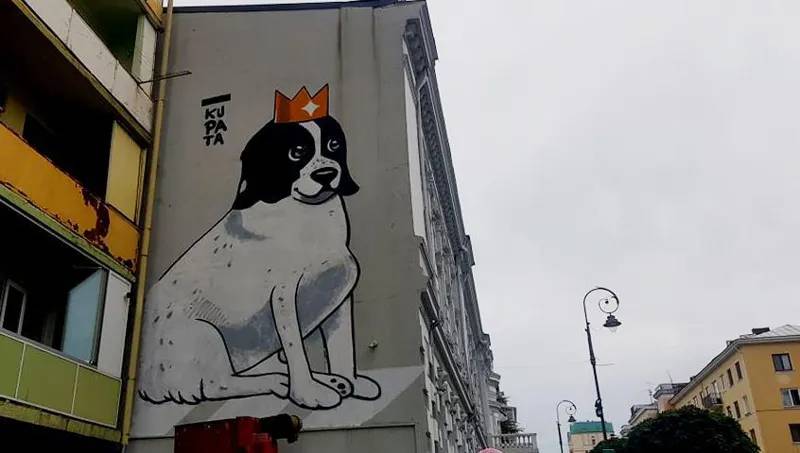 Собаку Купату, помогающую детям переходить дорогу, нарисовали на здании в Батуми – взгляните на фото