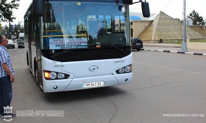 В Марнеули водитель раздавал пассажирам маски, а по прибытию забрал их обратно