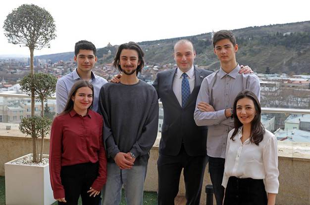 "Сегодня я встретился с пятью талантливейшими молодыми людьми...» - премьер принял детей, которые отправятся в NASA