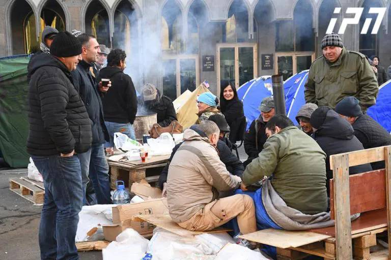 Участники акции, проводящие на ней ночь, палатки и баррикады из мешков с песком – Фото с территории у парламента Грузии