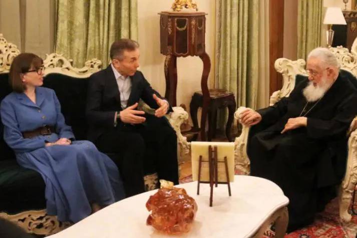 Бидзина Иванишвили и его супруга Екатерина Хведелидзе навестили Илию Второго - о чем говорили экс-премьер и патриарх