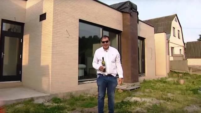 «Я живу в обычном селе, где петухи и лай собак» - Как выглядит дом Михаила Саакашвили в поселке Лесники
