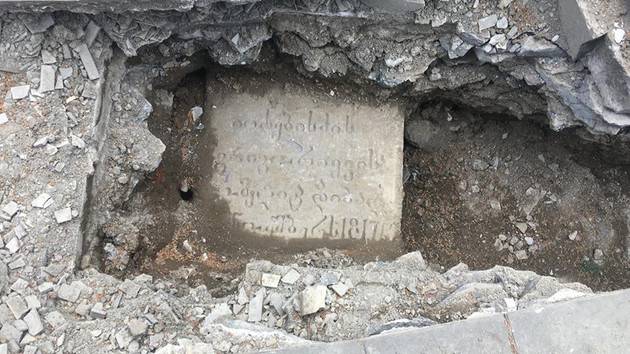 Во время инфраструктурных работ в пантеоне Мтацминда обнаружили старый могильный камень