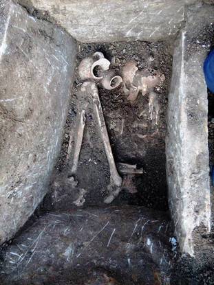 Владелец дома в Каспи во время работ обнаружил во дворе захоронение женщины и ребенка