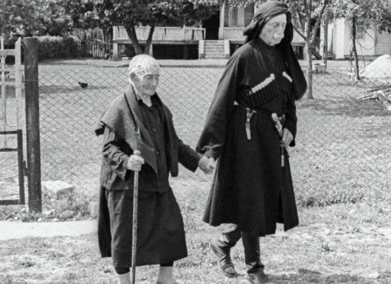 37-летняя мать и 95-летний сын -  уникальное фото из Абхазии 80-х годов прошлого века