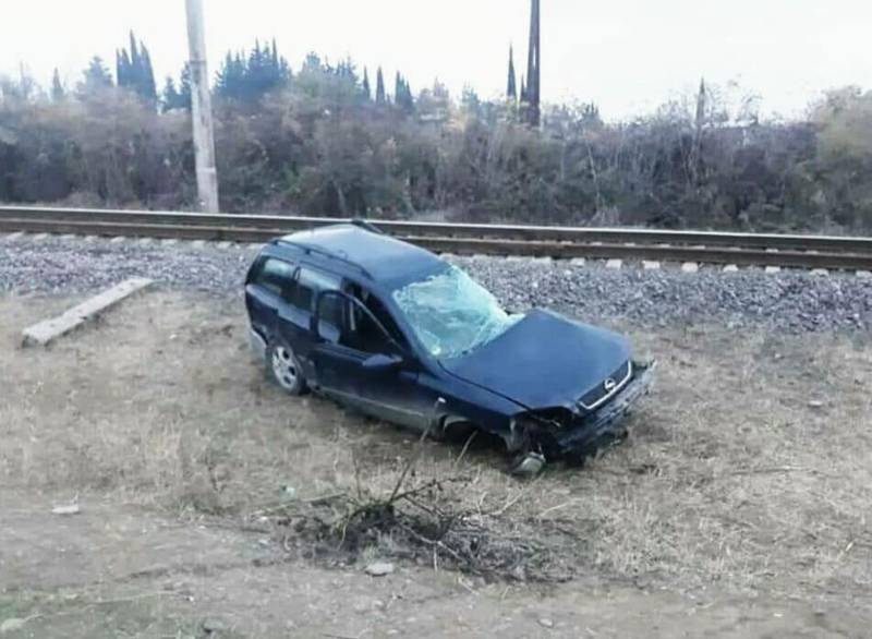 Двое человек погибло в результате столкновения товарного поезда и легкового автомобиля