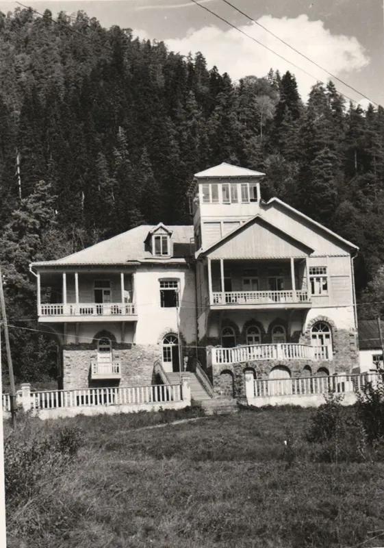 «Сталин должен был увидеть Шови, но отравился рыбой на курорте Уцера​​...» - Мифы и реальность «дома вождя» в Шови