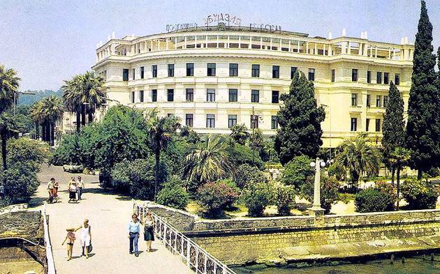 «В Абхазии и город стал похож на деревню» - в оккупированном регионе рушатся исторические памятники