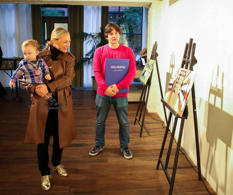 Первая леди Грузии вышла в свет с младшим сыном