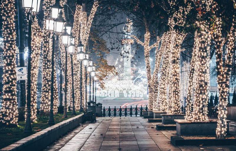 Если вы до сих пор не гуляли по предновогоднему Тбилиси, то после просмотра фотографий обязательно сделайте это