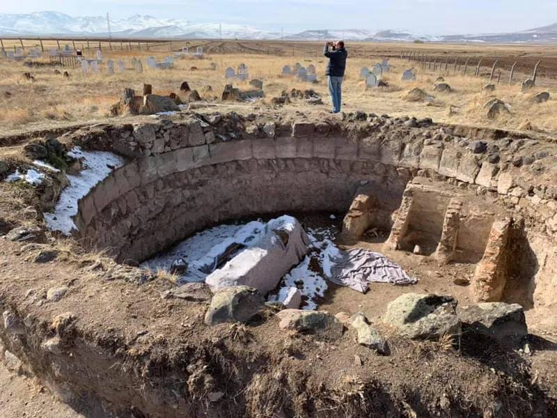 Посол Грузии в Турции распространяет фотографии недавно обнаруженной в Эрзеруме гробницы Гурджи-Хатуна и ее сына