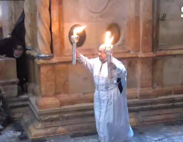 Христос Воскрес! - В храме Гроба Господня сошел Благодатный огонь