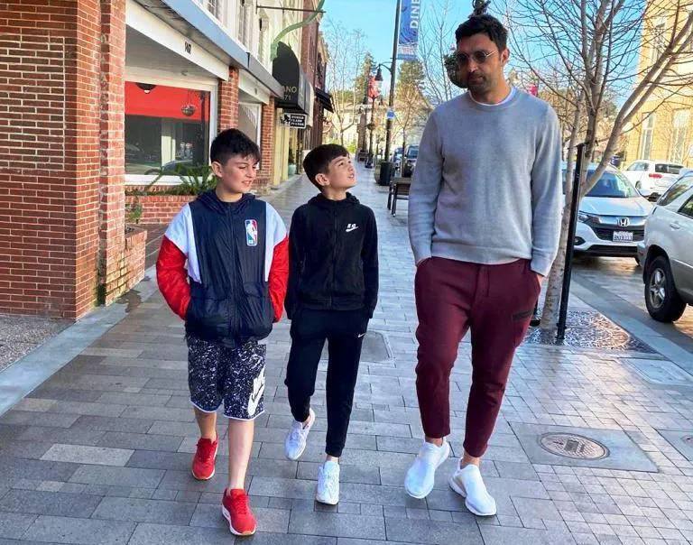 «Я не тренируюсь дома в одиночку: мы веселимся вместе с женой и детьми» - как семья Заза Пачулия проводит время в изоляции