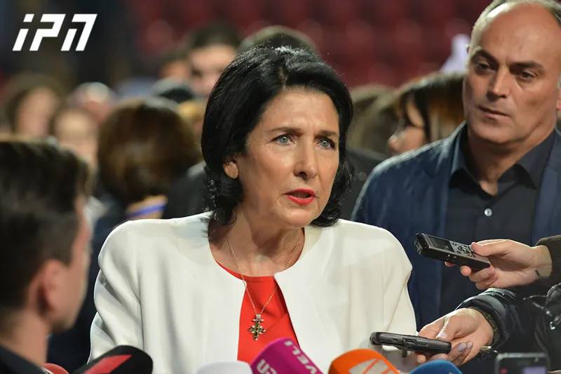 Президент распространяет заявление в связи с создавшейся ситуацией