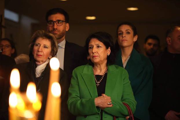 "Наша Саломе ходила сюда с детства, помню, как она пела в хоре», - президент с семьей в церкви Св. Нино в Париже