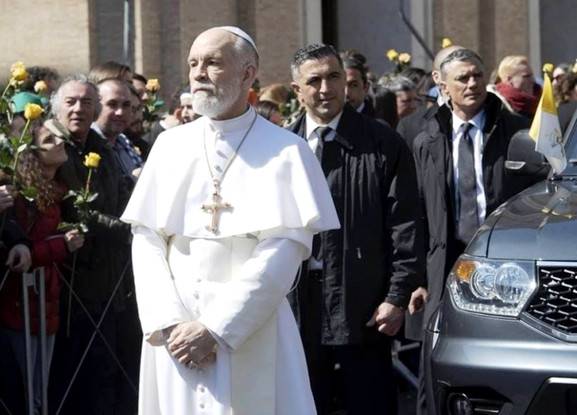 "Джуд Лоу отличается чувством юмора... Малкович сказал, что очарован Грузией» - как грузинский тренер попал в «Молодого папу»