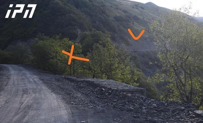 Дорога Шатили, по которой двигался микроавтобус и с которой он сорвался - фото с места трагедии