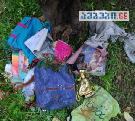 Книги, медали и дипломы ребенка, попавшего под оползень – тяжелое фото из села Джочо