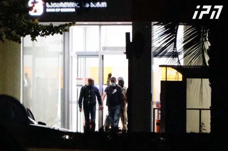 Большинство заложников освобождено, злоумышленник покинул здание банка