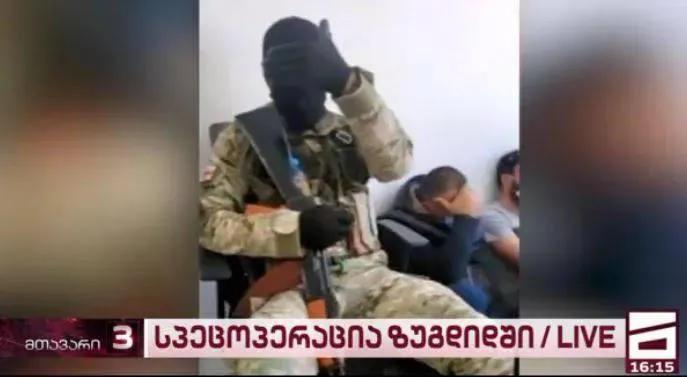 «Требует полмиллиона долларов и вертолет» - в Зугдиди захвачено здание «Банка Грузии»