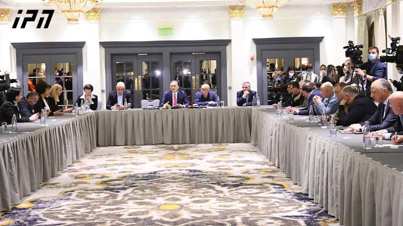 Участвовавшие в выборах оппозиционные партии подписали совместное заявление о том, что «не войдут в т.н. парламент»