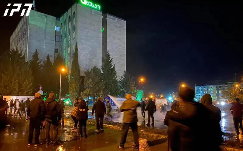 У здания ЦИК Грузии полиция применила водомет