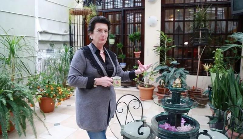 «Люблю покупать кухонные принадлежности... С удовольствием пеку» - в каком доме живет Нино Бурджанадзе и что она рассказывает о семье