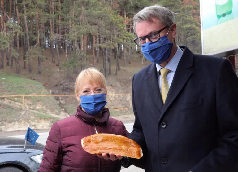 «Большое спасибо Хашури и Сурами»- какие фото посол ЕС публикует в Twitter