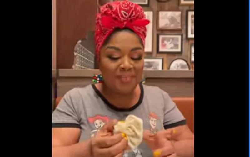 «Американская звезда Шерил Портер впервые пробует грузинские хинкали» - посмотрите на ее реакцию при дегустации