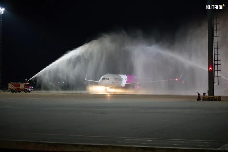 Wizz Air после долгой паузы возобновила прямые регулярные рейсы - первые фото из международного аэропорта Кутаиси