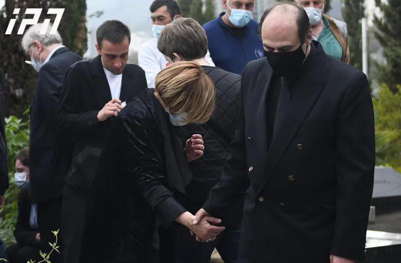 Фото дня: Нанука Хускивадзе и Ираклий Кавсадзе на похоронах отца